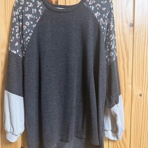 Women's Black and Gray Raglan Sleeve Top